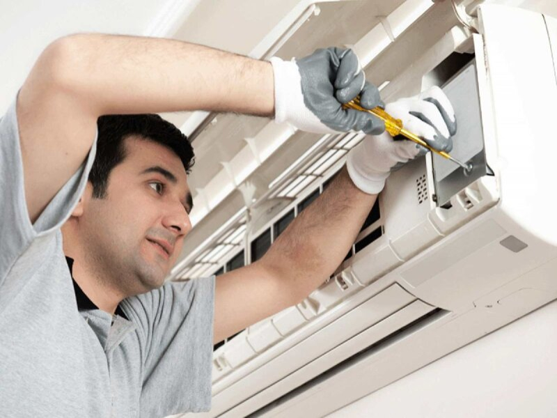 Técnico reparando Aire Acondicionado 