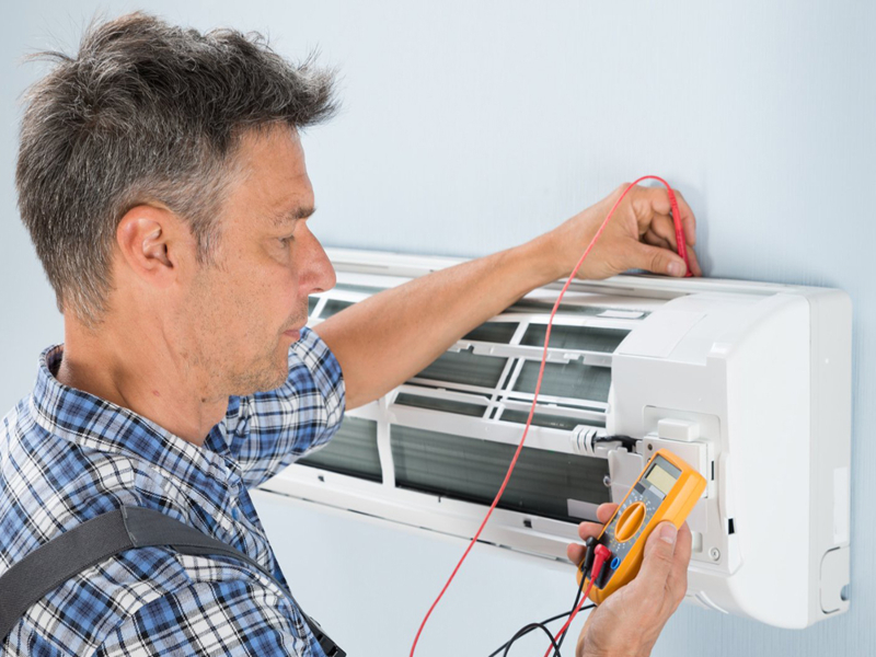 Técnico revisando Aire Acondicionado 